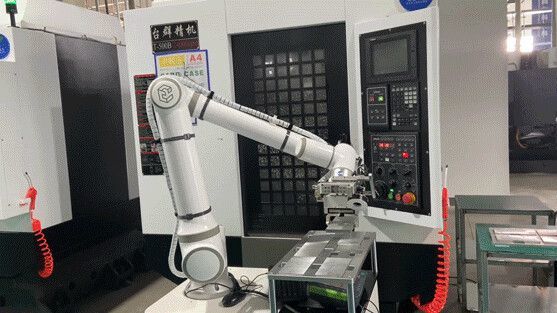 AMR equipado con brazo robótico para realizar la automatización de la producción de máquinas herramienta CNC