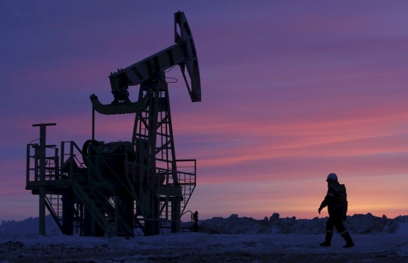 Olej se na padající amerických zásobách, Saúdská řezy do Asie