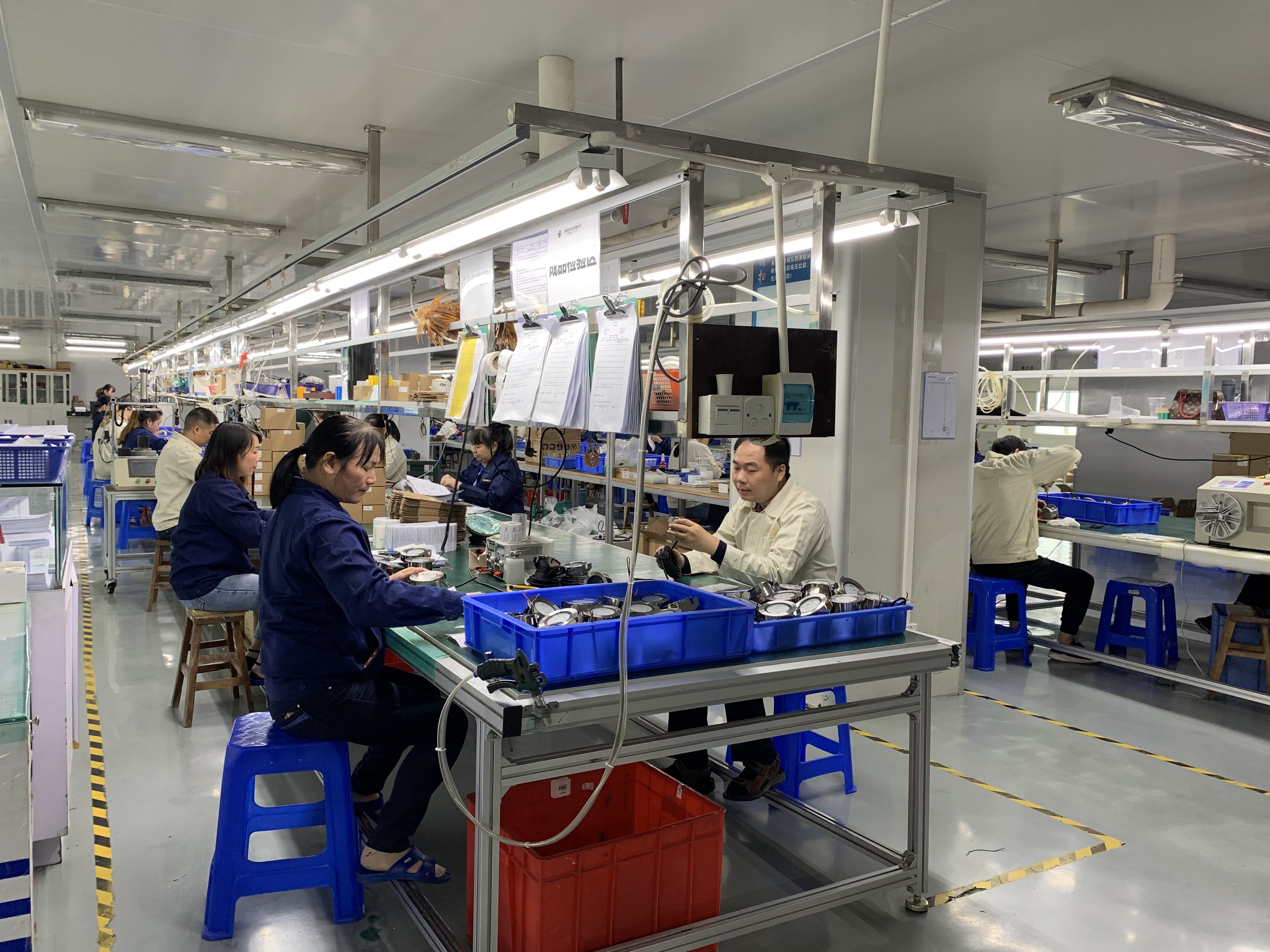 How do the employees of the Chinese underground light company work?