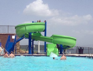 хүүхдүүд усан слайд усан парк тоглох
