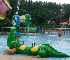 Fiberglass crocodilo de água Spray para respingo Pad Parque