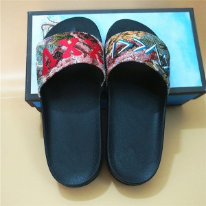 OEM Made Anti-Slip Embroidery Slippers Men Flat Comfort Slippers Suppliers