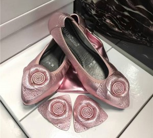 OEM famous brand shoes pink sheepskin flat shoes with Pink Pouch