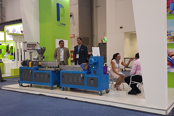 Lab twin screw extruder at Mexican exhibition