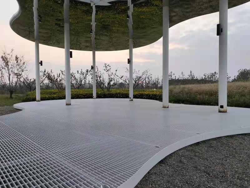 Jinan Tongda provides circular arc aluminum grating for a park in Chengdu