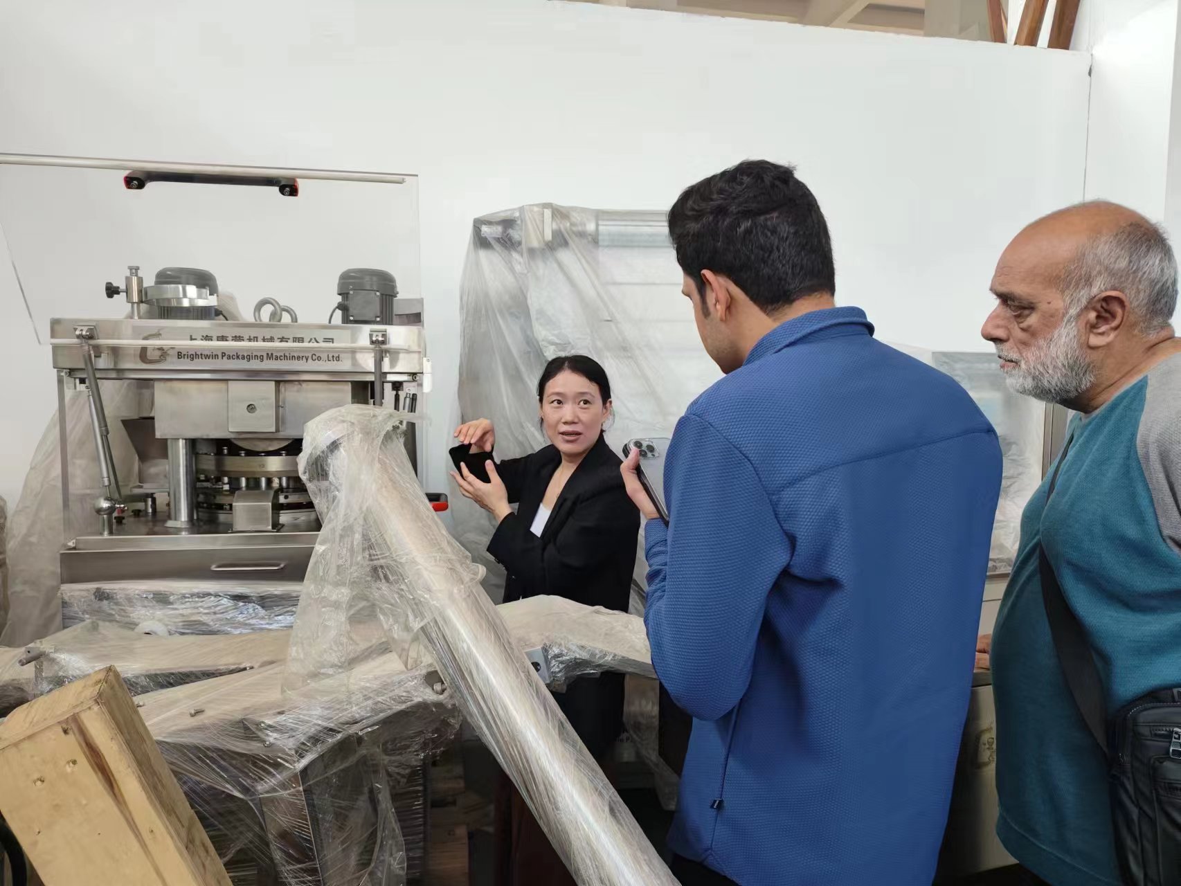 Twee Pakistanse klante kom na ons fabriek om hoenderblokkie-wikkelmasjien te besoek