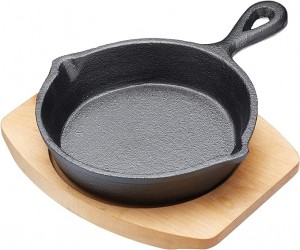 pre-seasoned  cast iron mini sizzler pan  with wooden base