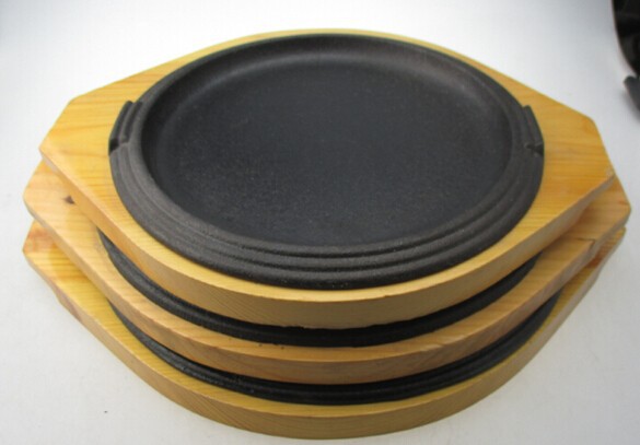 wooden base round cast iron sizzling plate/steak pan