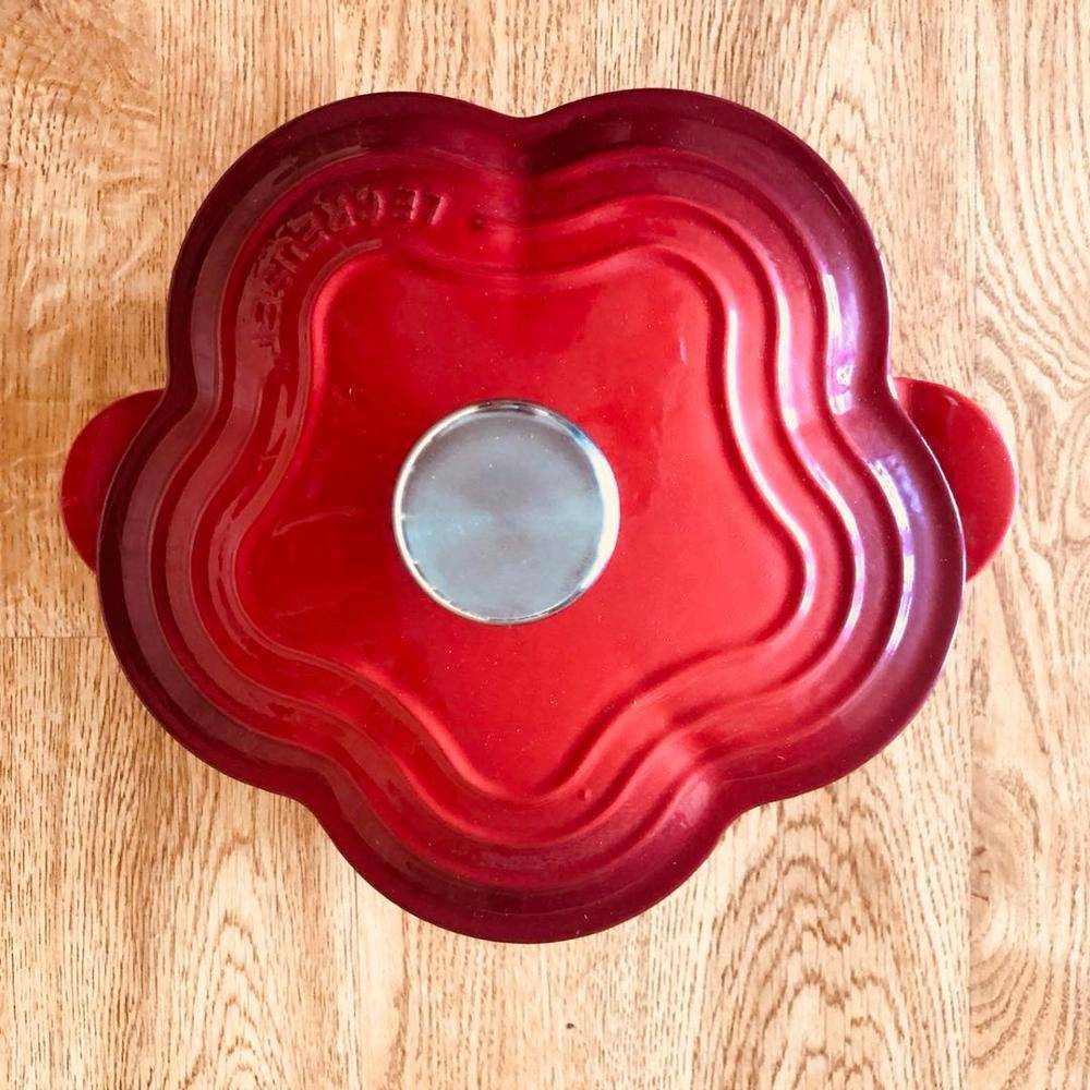 red flower shaped cat iron dutch oven