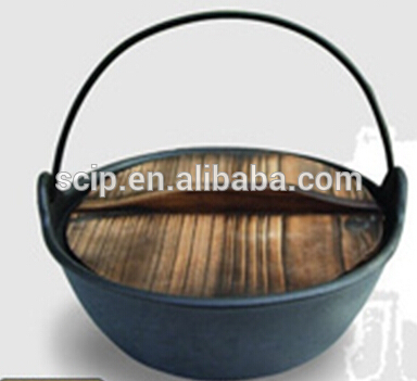 round Japanese wok with a wooden lid