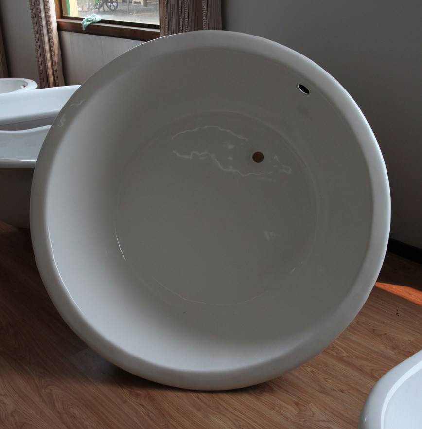 Round white enamel cast iron bathtub