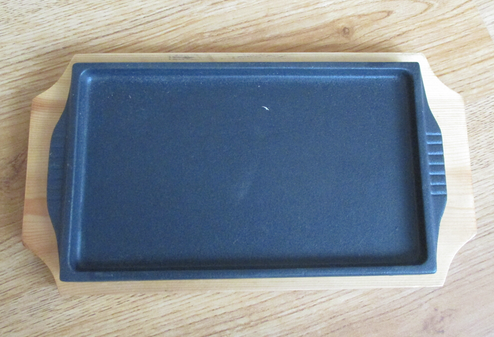 square cast iron sizzling plate with wood base