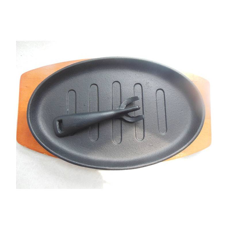 cast iron bake pan with wooden underliner