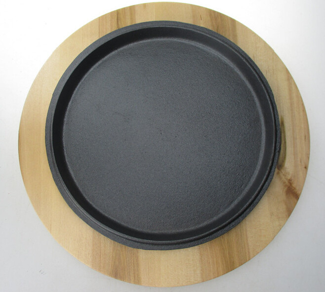 new style /fasion hot sale wooden base cast iron sizzling plate