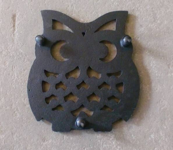 hot sale owl shape cast iron trivet /mat/tripod