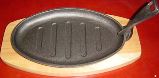 hot sale high quality FDA certification cast iron oval sizzling plate with wooden base