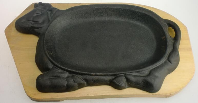 wooden base cow-shaped cast iron sizzling plate