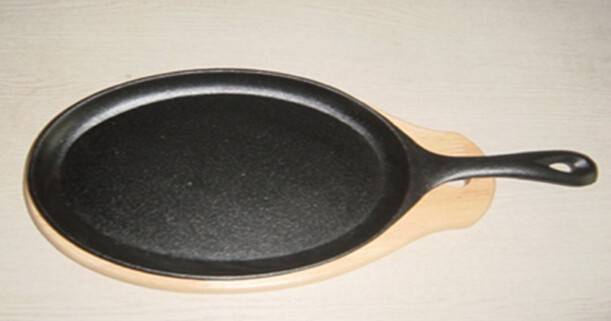 wooden base oval cast iron sizzling plate/steak pan