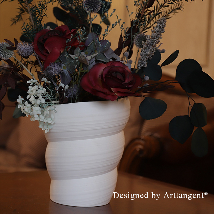 Mini Size White Flower Seaconch Ceramic Vase Conch-shaped Art Creative Design Featured Image