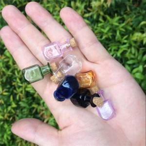 Mini Glass botail ceart-cheàrnach follaiseach Cute botail Le Corcaigh Little botail Gift beag bìodach canopaic Vials Mix 7Colors