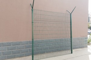 Factory Selling China Galvanized 3D Welded Wire Triangle Bending Fence