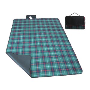 グリーンチェック柄の折り畳み式のピクニック毛布