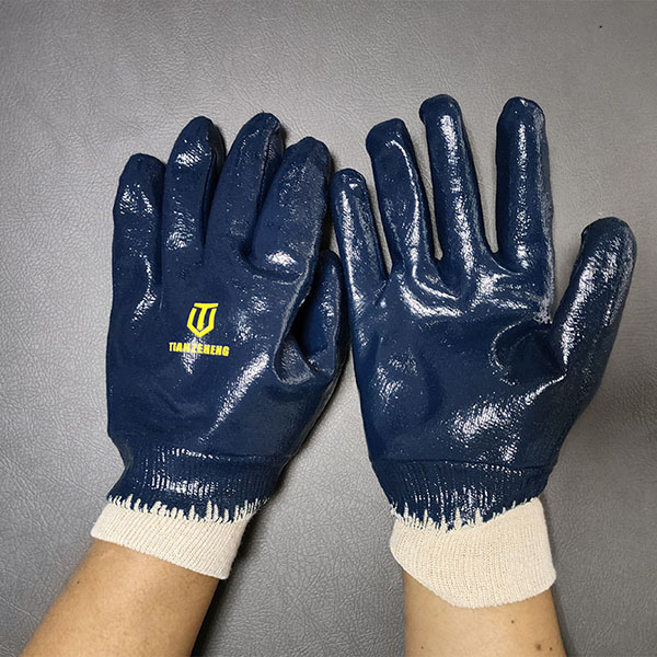 Anti-cold and anti-oil winter nitrile gloves Featured Image