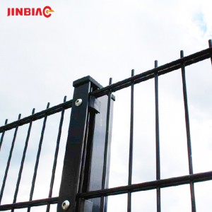 Roll top wire mesh fence
