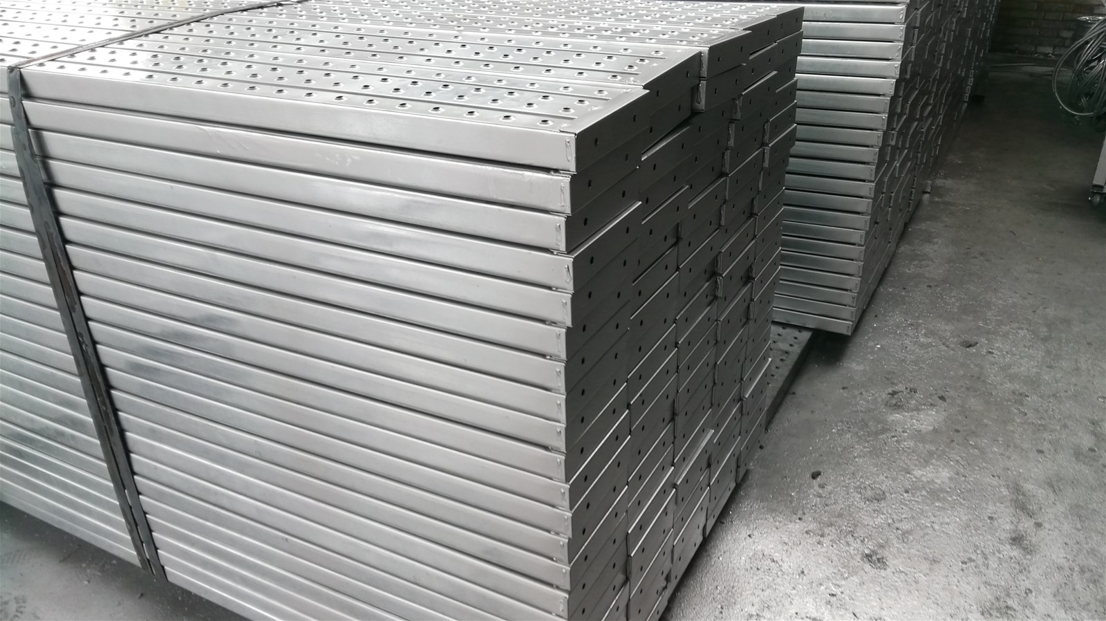 What are the requirements of galvanized steel planks for production process