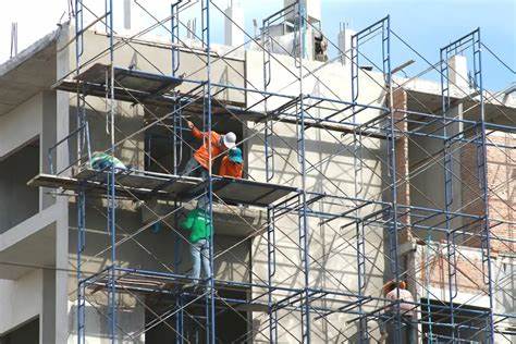 What precautions are needed when building mobile scaffolding