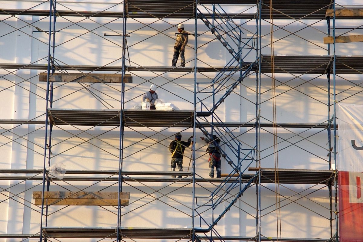 Why does fastener scaffolding collapse easily