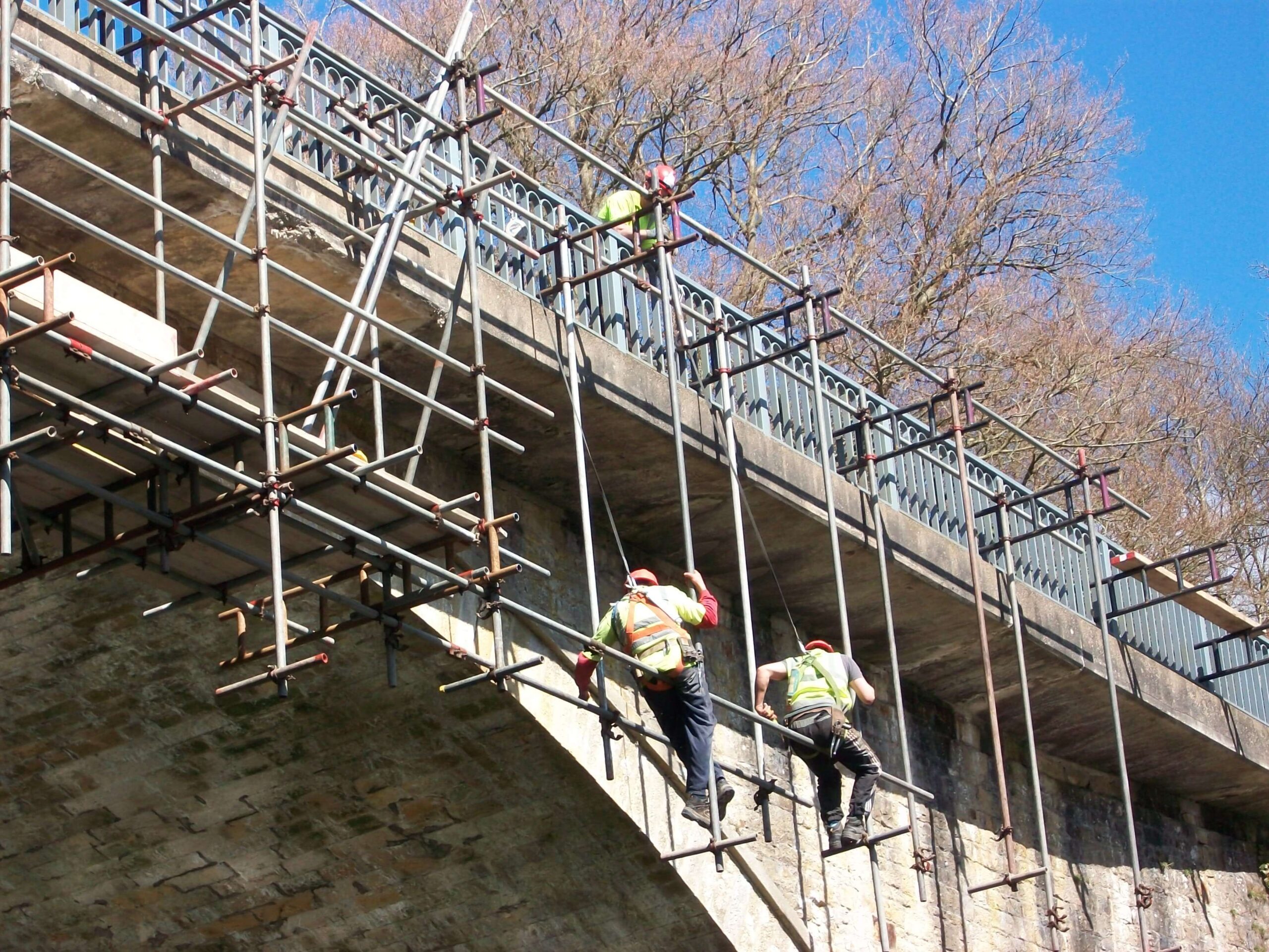 Things to note when erecting mobile scaffolding include