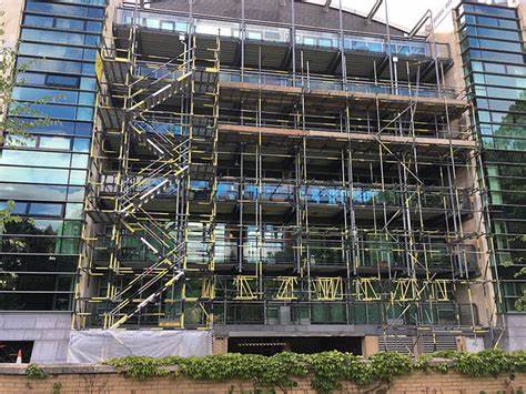 What are the main features of the disc-type scaffolding