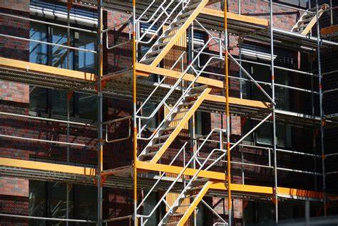 What should you pay attention to when building scaffolding