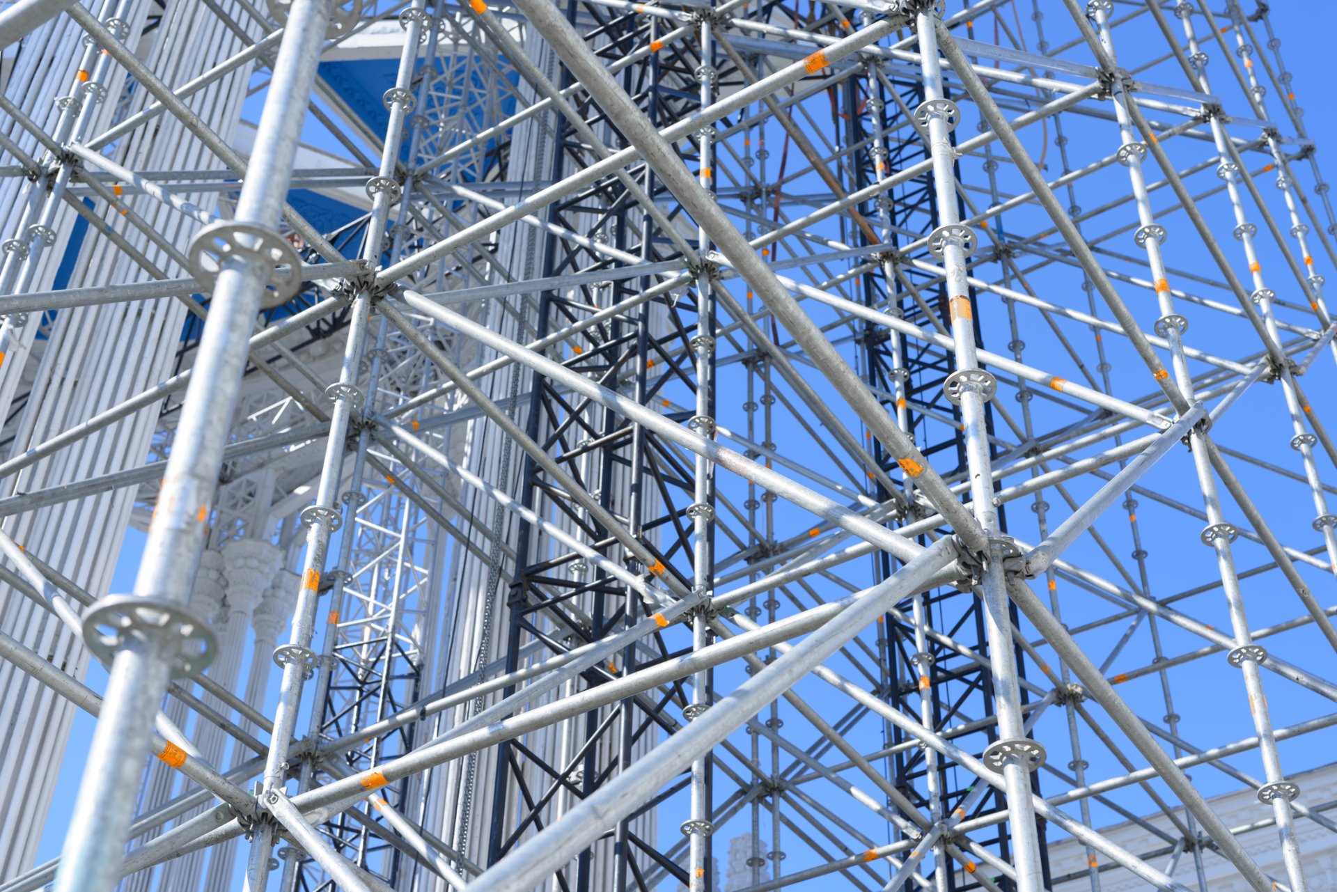 The specific things that need to be paid attention to when erecting mobile scaffolding are