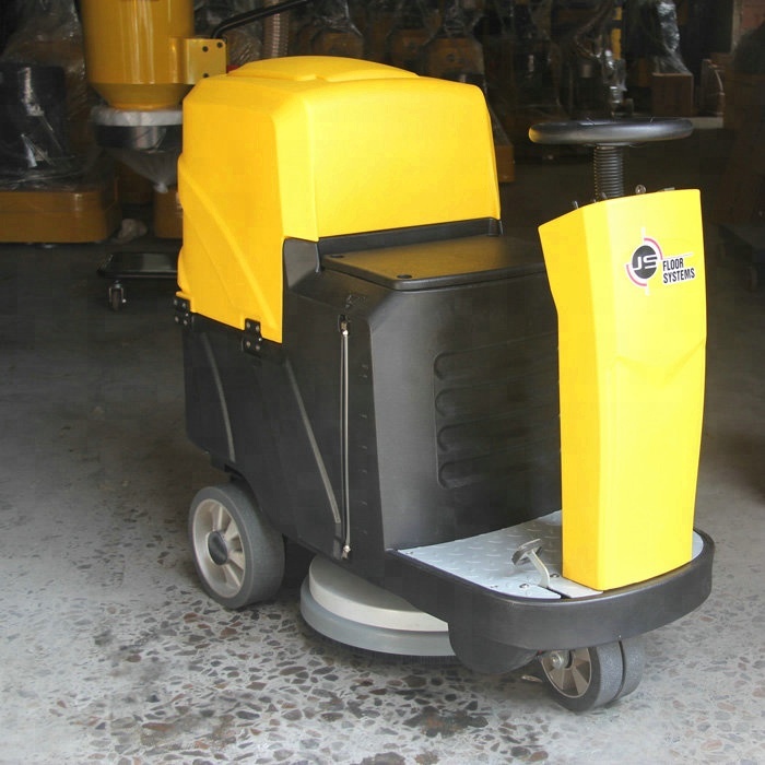 Ride on scrubber floor cleaning machine
