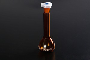 1622A Volumetric Flask Amber Kaca Kelas Hiji Sareng Ground-Dina Kaca cocok Atawa Plastik cocok