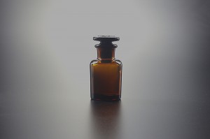 1402 reagente bottiglia di vetro ambrato stretto Bocca con la terra in vetro o in plastica Stopper