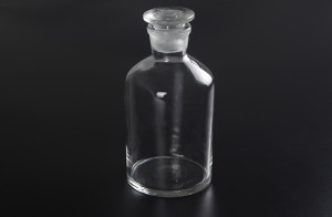 1401Reagentは、ガラスやプラスチックのストッパーでは地面とクリアガラスの細口ボトル
