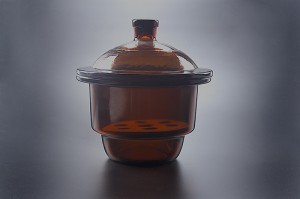 1352 Desicator cu porțelan plate din sticla Amber