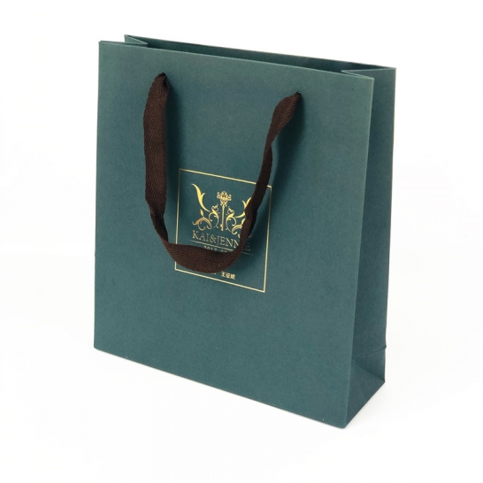 Bolsa de papel elegante de lujo verde con logotipo de lámina caliente Imagen destacada