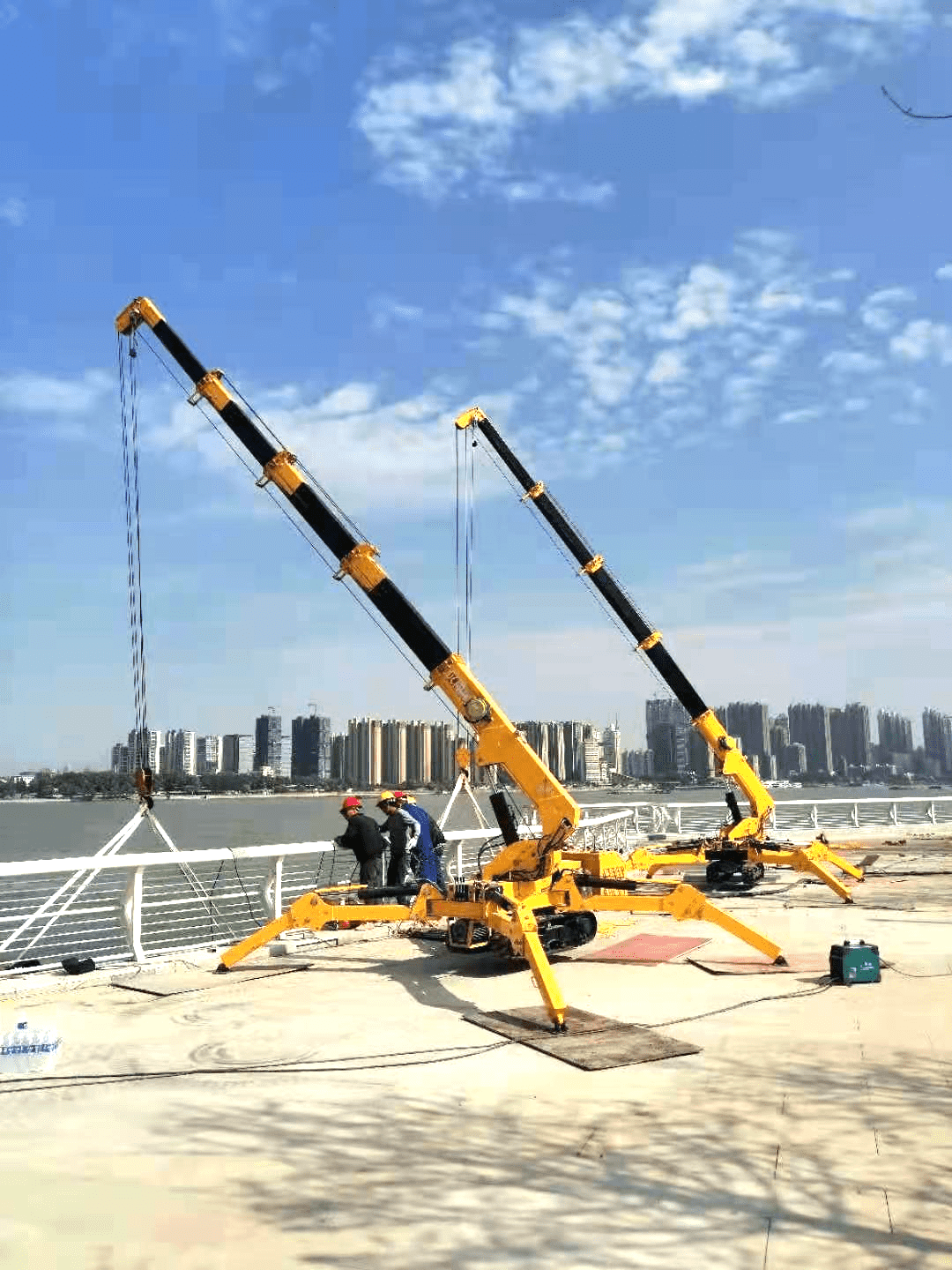 Kebu spider crane helps city construction
