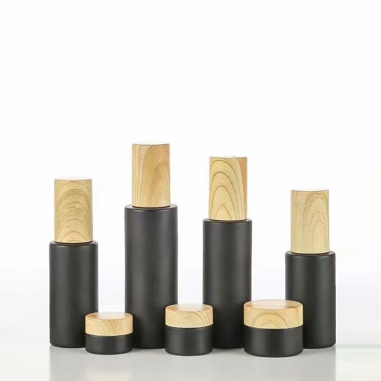 Luxury Cosmetic Glass Mist Spray Perfume Bottle Matte Black Glass Bottle with Wooden Bamboo Pump