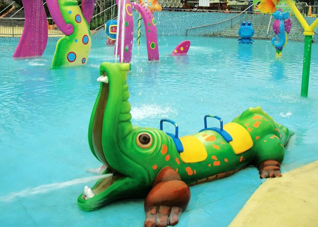Factory directly provided
 Fiberglass Crocodile Water Spray for Splash Pad Park Export to France