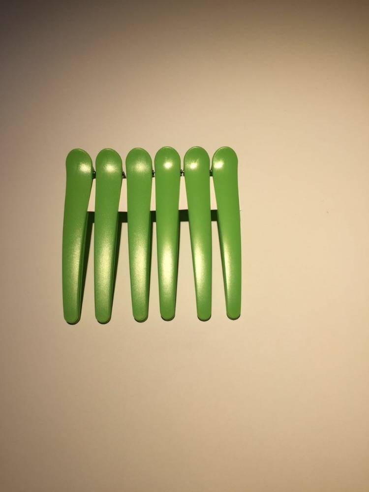 Green color plastic hair clip for hair salon