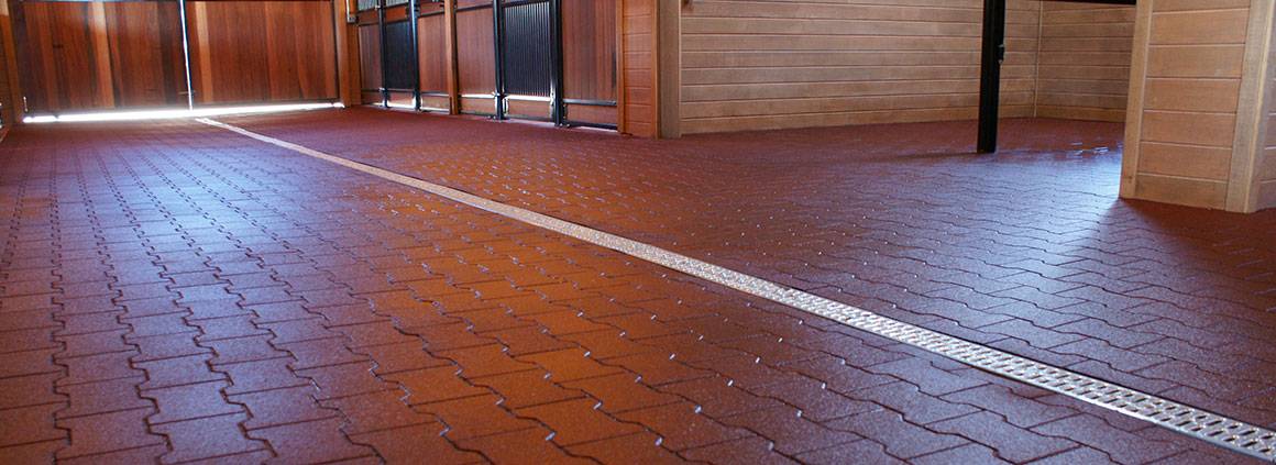 rubber-pavers-in-barn-aisle