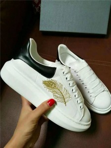 Nice Quality Leather Low Top Sneakers With Gold Feather Embroidery