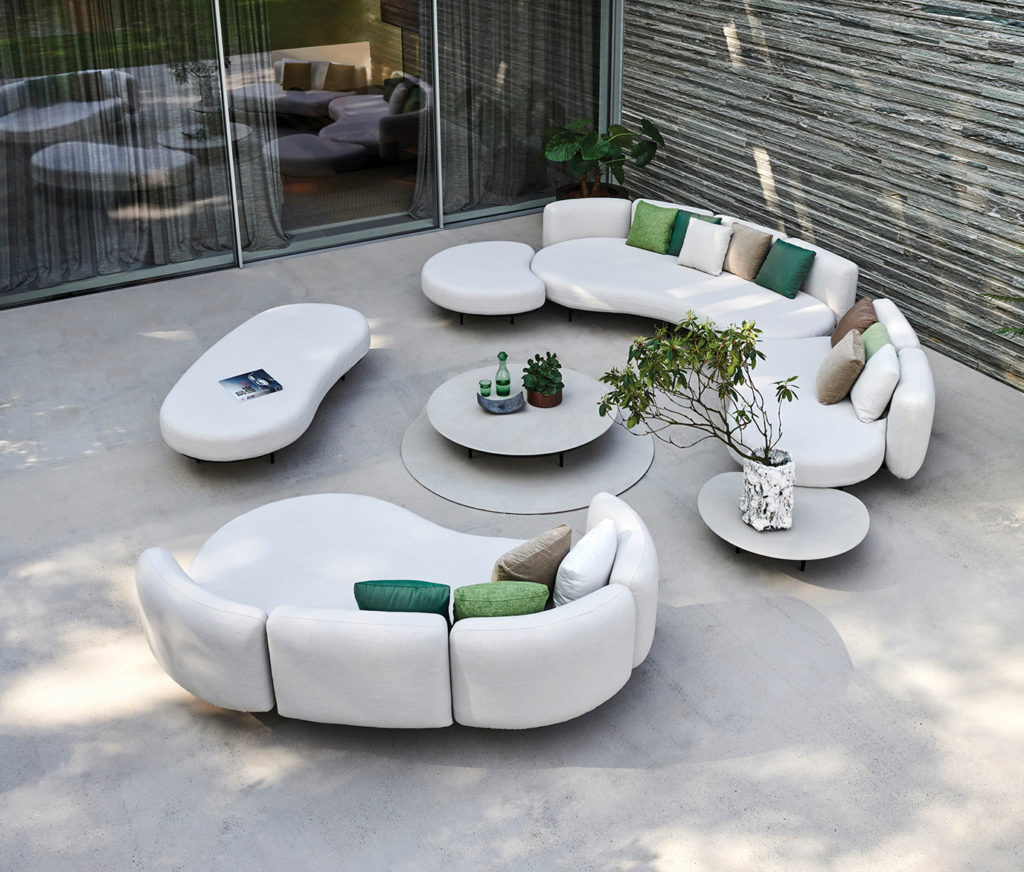 A natural setting curves to match the kidney-shaped elements