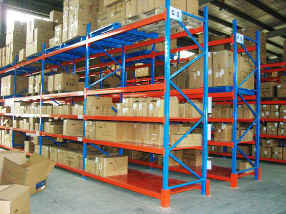 What are the characteristics of storage rack shelves used in the medical industry?