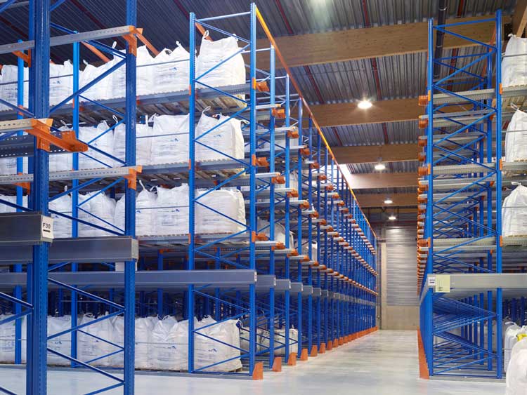 What kind of warehouse is suitable for using drive in pallet racks
